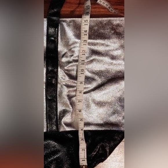 Victoria’s Secret Limited Edition large silver weekender bag w/ zipper top - Picture 7 of 9